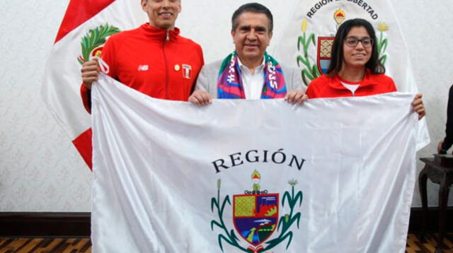 nadadores posan junto al Gobernador Regional La Libertad, Manuel Llempén Coronel