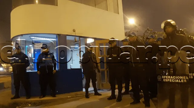 El operativo nocturno retiró a los ambulantes de la calle y cerró prostíbulos