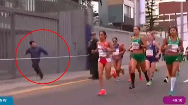 Niño corre al lado de Gladys Tejeda en tramo de maratón  