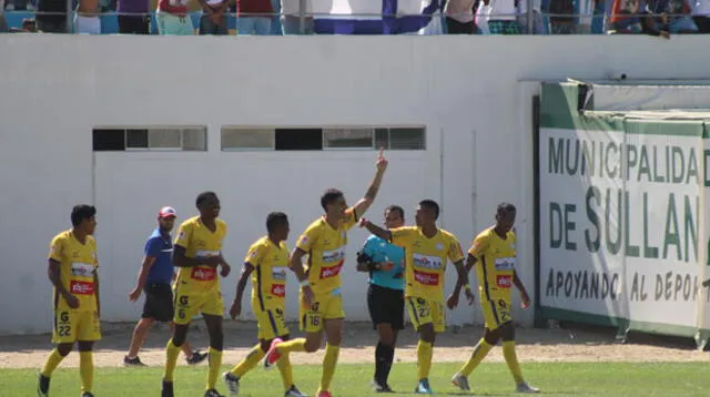 Celebración por el gol de Renzo Alfani