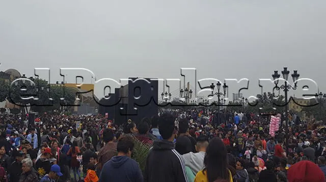 Peruanos visitan el Centro de Lima por Fiestas Patrias