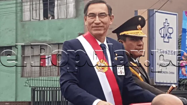 El presidente se tomó varios minutos antes de llegar al estrado principal de la Gran Parada Militar