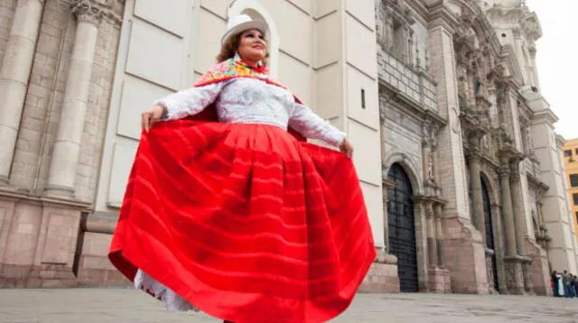 Amanda Portales en el frontis de la Catedral de Lima