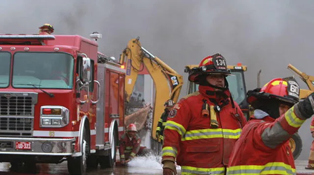 Bomberos acuden a emergencias con trajes que ponen en riesgo sus vidas