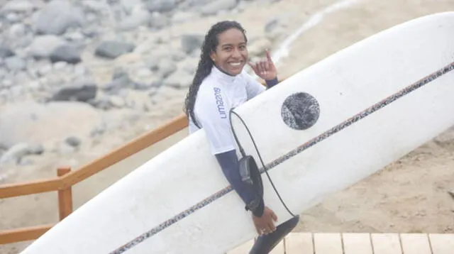 la surfista peruana María Fernanda Reyes se inició desde los 8 años