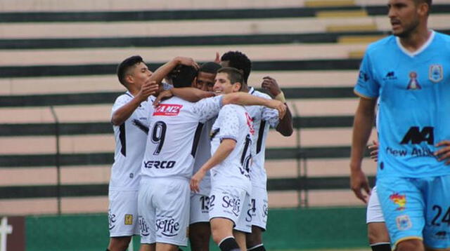 Festejo del Cantolao tras la victoria por penales al Binacional y clasificó a los cuartos de final del Campeonato Bicentenario. FOTO: LIBERO