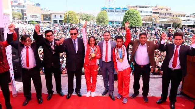 Una fiesta total en la premiación de los atletas Tejeda y Pacheco. FOTO: Manuel Tovar