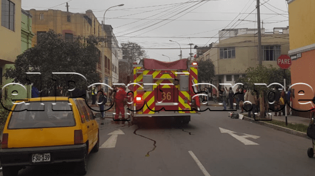 El siniestro se originó en una casa de madera, cuyo techo cayó sobre un joven