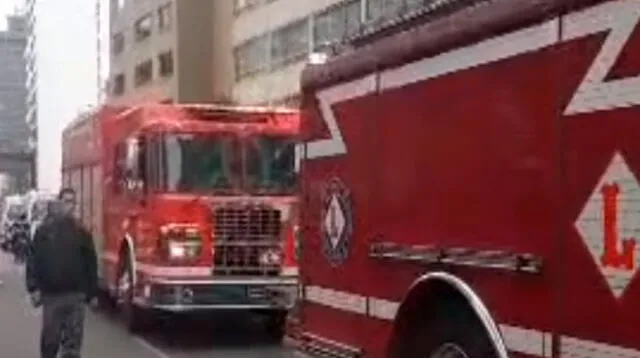 Personal de Bomberos del Perú han llegado al punto ubicado en el distrito de San Isidro.