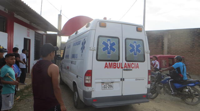  La árbitro Yesica García Mora tuvo que salir en ambulancia en el estadio Municipal Pampa de Gol. FOTO: Roberto Saavedra