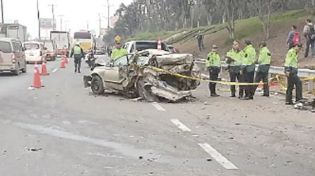 Camioneta arrastró 35 metros a auto de servicio público. 