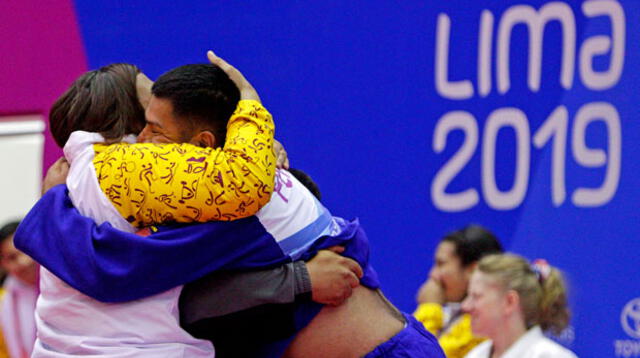 El abrazo fraternal de judoca Yuliana Bolívar y Fred Villalobos 