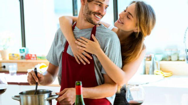 Tómate el tiempo para cocinar juntos y hacer de la experiencia algo divertido y romántico