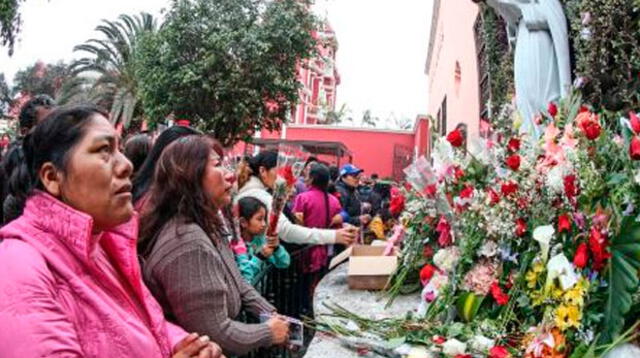 Fieles ingresan a santuario de Santa Rosa de Lima 