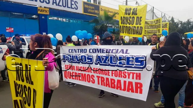 Comerciantes de Polvos Azules protestan por cierre de centro comercial   