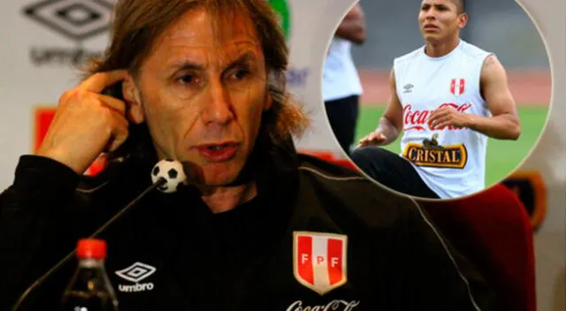 El técnico de Perú , Ricardo Gareca apoya al delantero Ruidíaz