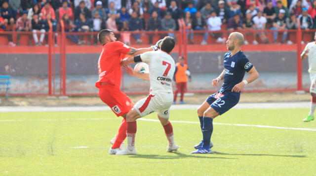 Delgado se choca con su defensor Ciucci y se concreta el gol de Alianza Lima. FOTO: LIBERO