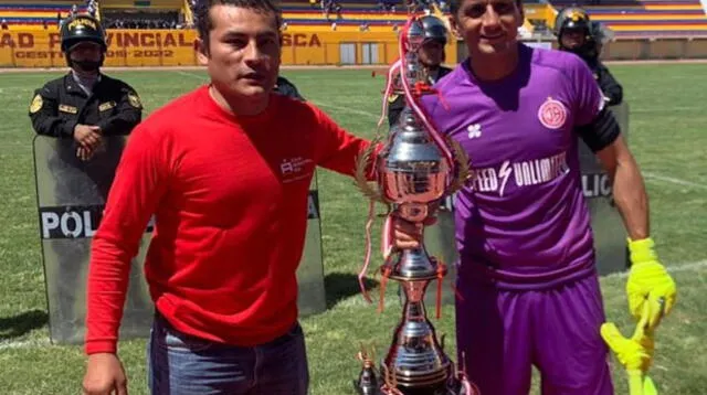 Jesús Cisneros , capitán del Juan Aurich recibe el trofeo ganado por la victoria 2-0 ante Santos  FC. FOTO: FACEBOOK Club Juan Aurich