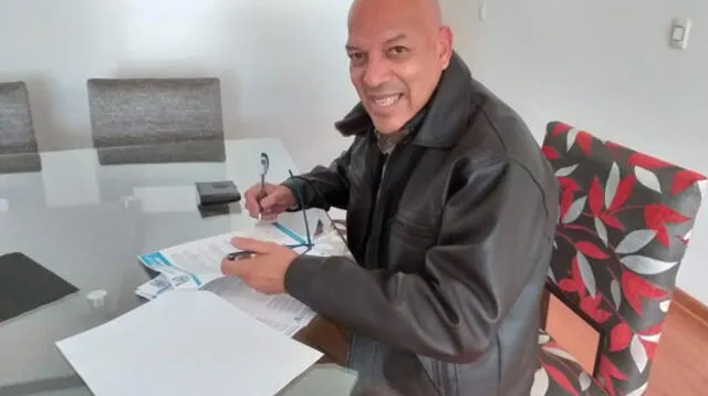 Momento que Roberto Mosquera firma contrato con Binacional. FOTO: FACEBOOK Binacional