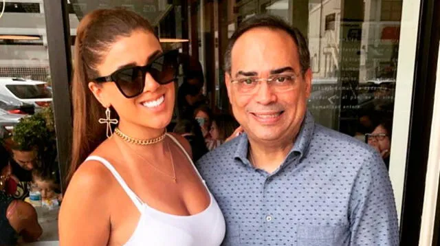 Yahaira Plasencia posa al lado de un grande, Gilberto Santa Rosa