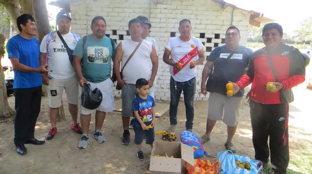 Siempre al lado de su equipo la hinchada del Atlético Grau en los entrenamientos llevando frutas a los jugadores