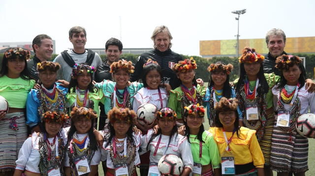 Ricardo Gareca en una postal con una delegaciones que lo visitó en Videna