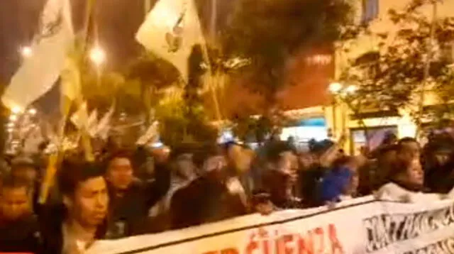 Cientos de personas se dieron cita en la Plaza San Martín, en el Cercado de Lima, para protestar por decisión del Congreso