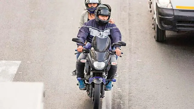 Motociclistas deberán usar cascos y chalecos con el número de placa