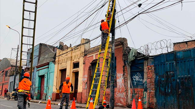 Personal retiró y removio los cables expuestos en los posrtes. 