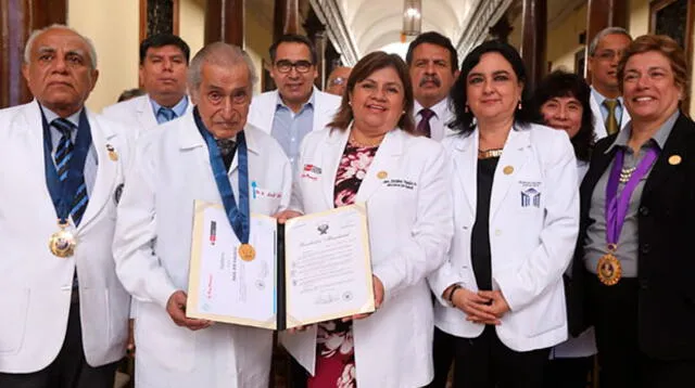 Médico de 100 años se siente orgulloso de continuar ejerciendo su profesión