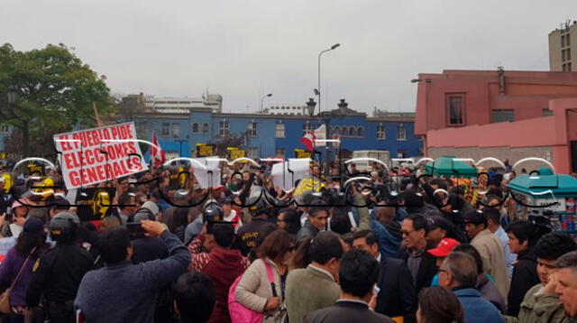 Fotos del plantón en contra de la disolución del Congreso