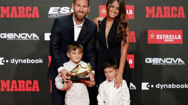 Lionel Messi recibe la bota junto a su esposa e hijos
