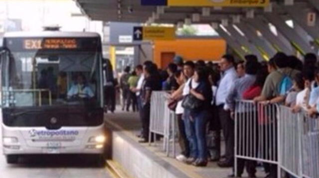 Largas colas y demora en salida de buses del Metropolitano