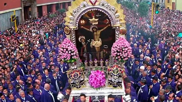 La imagen del Señor de los Milagros recorrió las principales avenidas de Lima