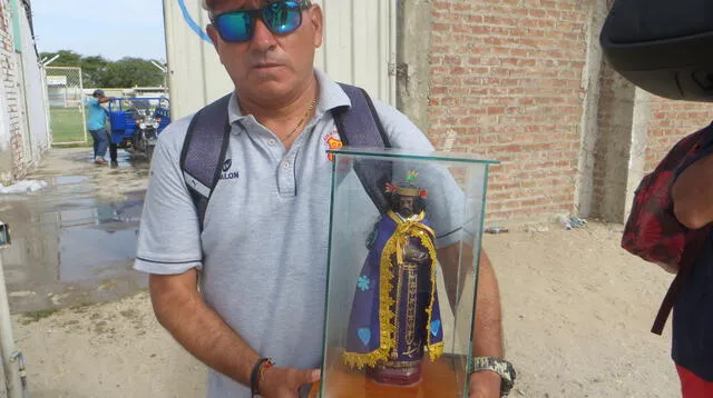 El asistente del Atlético Grau, Jesús Oropeza cargando imagen Señor del Cautivo