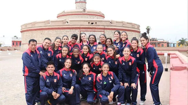 Las chicas posando en la fortaleza Real Felipe