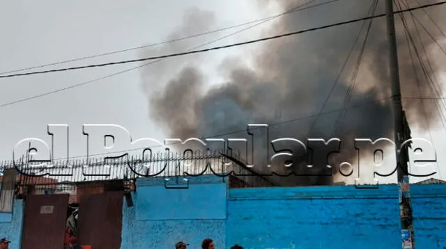 Depósito de chatarra se incendia frente al Hospital 2 de Mayo