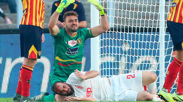 Higuaín cae ensangrentado al recibir un golpe del portero del Lecce. FOTO: EFE