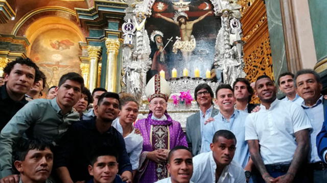 Junto al monseñor Juan Luis Cipriani, jugadores cremas posaron junto al Cristo de Pachacamilla