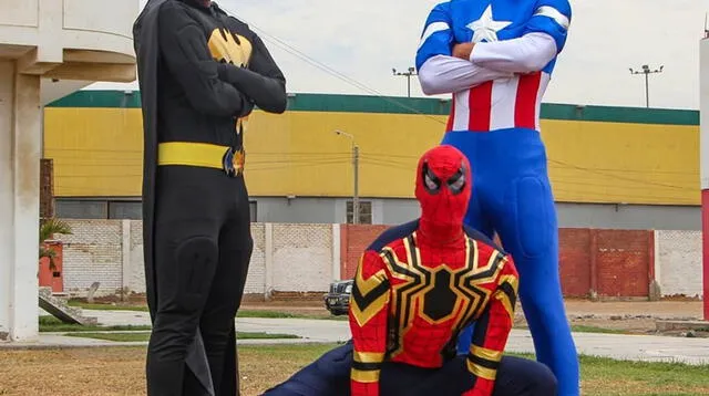 tres jugadores del Aurich llegan vestidos de Batman, Capitán de América y Hombre Araña