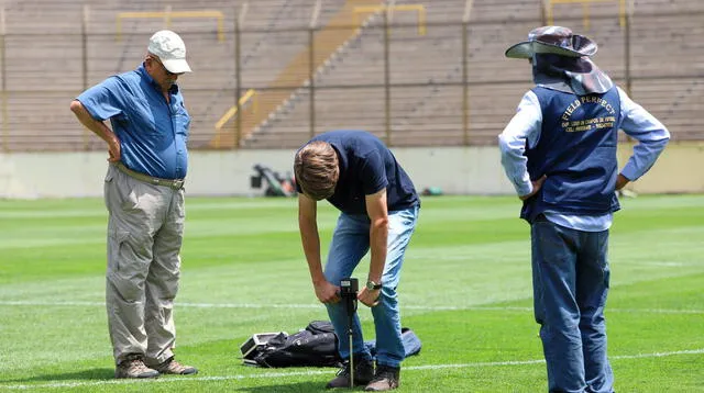  El ingeniero Carlos Benavides dice que cancha está un poco acolchonado