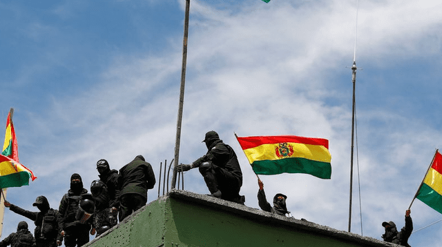 Policías amotinados protestan con banderas bolivianas en un cuartel de La Paz