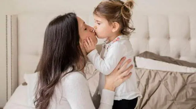 Los abrazos, besos en la mejilla o en la frente están recomendados para demostrar nuestro cariño; los besos en la boca es un acto que no se considera necesario