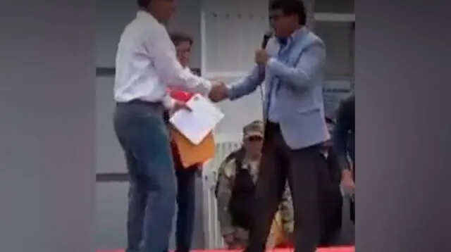 Martín Vizcarra estrecha la mano de la autoridad local