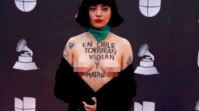 En medio de los Latin Grammy, la cantante Mon Laferte mostró sus senos en forma de proteta por Chile 