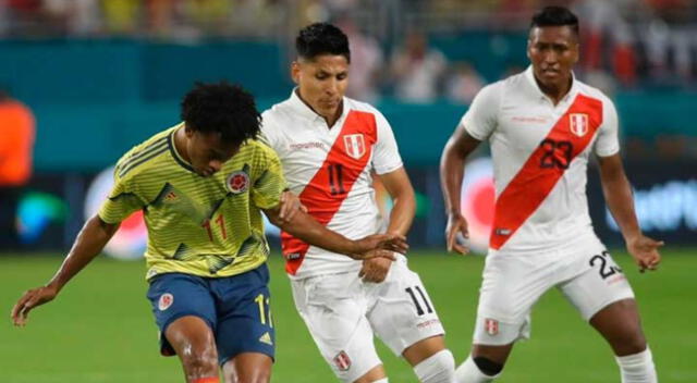 Ruidíaz lucha el balón con Cuadrado