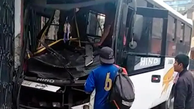 Bus de la empresa Roma colisiona contra vivienda en San Juan de Lurigancho