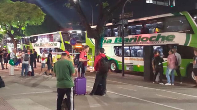 Hinchas de River Plate viajan en bus desde Buenos Aires