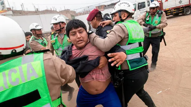 Tres personas fueron detenidas para ser llevadas a la comisaria de El Agustino por poner resistencia a la autoridad