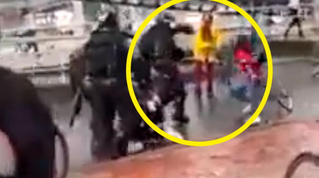 Joven recibe brutal patada de Policía en medio del Paro Nacional en Colombia